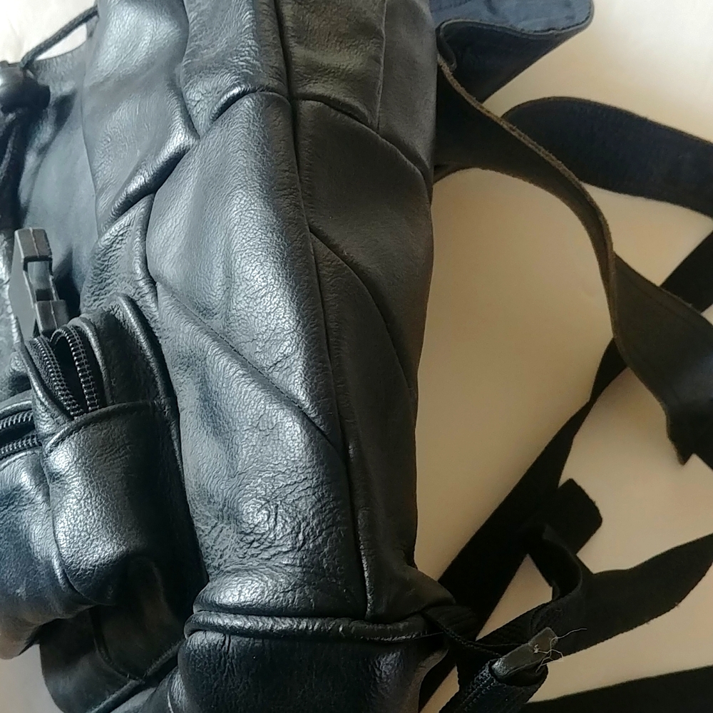 Harley Davidson Leather BackPack - Picture 10 of 12